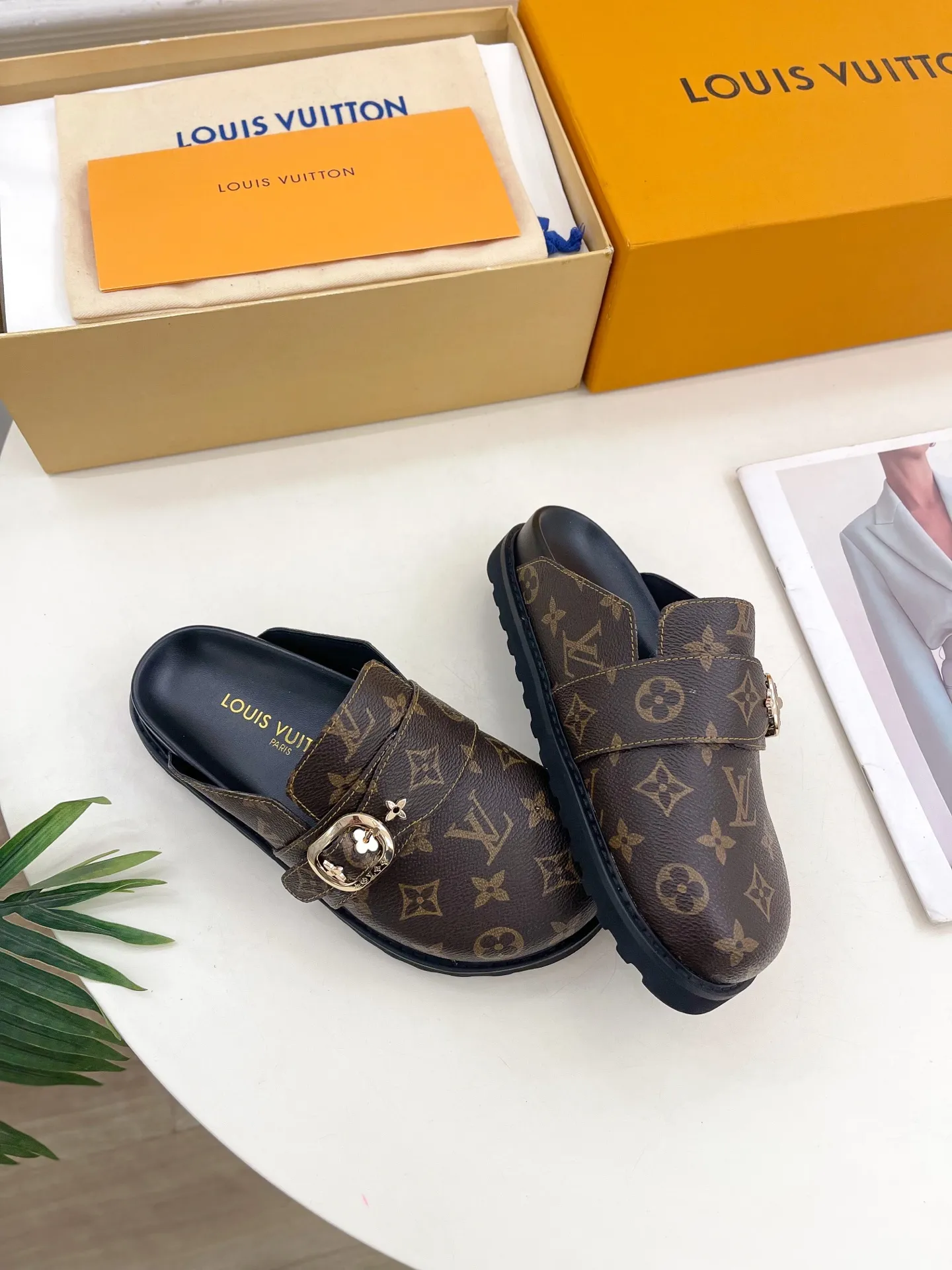 👟👟Ex-factory price 580👟👟 Men's model ➕10 LV | Louis Vuitton 25𝐬𝐬 🧡💚2025 Early spring new model Top version ⚠️ The counter features the latest LV COSY COMFORT metal buckle Bread Mule slippers hard goods new🆕 ❥BS purchasing level! Full of high-end feel! A popular model among bloggers at home and abroad, it’s retro and fashionable and looks amazing on your feet! Mainly recommended models on the official website★ ━━━━━ ЅᏇєєt ━━━━━ ▪️Upper: original specific cowhide/old leather ▪️lining: imported cowhide lining ▪️outsole: original molded outsole ▪️shoe size: women's size 35-39 (customized at 40.41) Men's size 40-44 (45.46 customized)